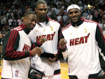 Wade, Bosh y LeBron posan con los anillos de 2014.