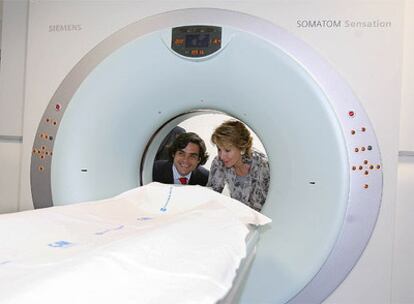 Aguirre y Güemes observan un equipo de diagnóstico por la imagen en el Hospital Infanta Cristina de Parla.