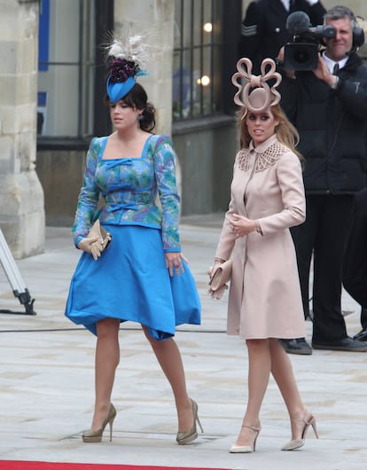 Beatriz de York y su tocado viral que lució en la boda de su primo Guillermo de Inglaterra.