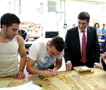 El 'lehendakari', Patxi López, ayer junto a dos estudiantes del instituto Nicolás Larburu.