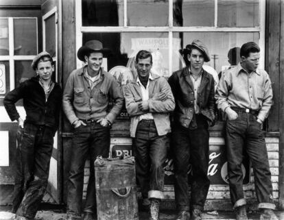 Drugstore Cowboys, Turner Valley, Canadá, 1945