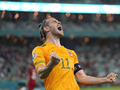 Gareth Bale celebra el 2-0 de Gales a Turquía.