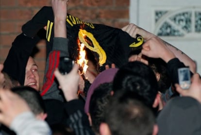 Aficionados quemando un camiseta con el nombre de Fernando Torres.