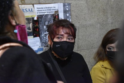 Elvira Madrid emocionada ante un discurso de una trabajadora sexual que recuerda a su difunto marido, Jaime Montejo.