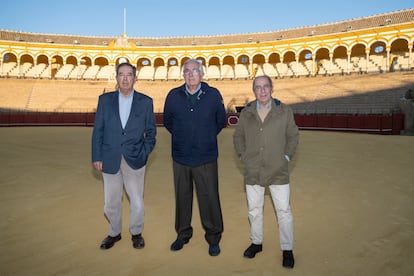 De izquierda a derecha, José María Martínez, Miguel Serrano y Manuel Viera, tres de los promotores de Aula Taurina, en el ruedo de La Maestranza.