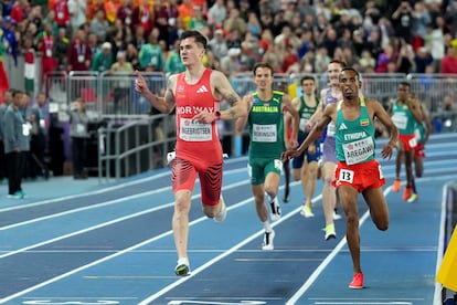 Jakob Ingebrigtsen, cruza la meta por delante de Berihu Aregawi en la prueba de 3.000m en el Mundial en pista cubierta en Nanjing (China).