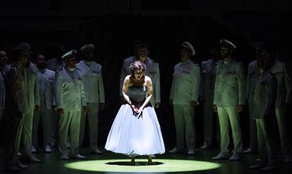 La soprano Sara Blanch y el Coro Titular del Teatro Real.