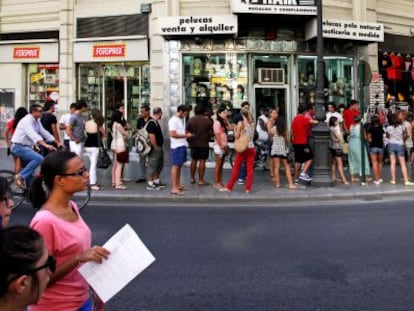 Cientos de personas en paro hacen cola en Valencia para inscribirse en un curso que les permita encontrar trabajo. TANIA CASTRO