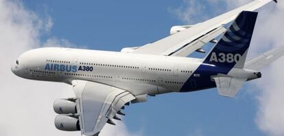 Una aeronave del modelo A380 en pleno vuelo.