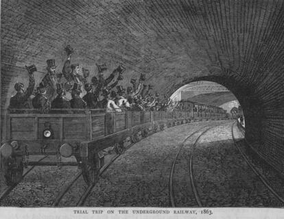 Esta ilustración representa el paso del metro a la altura de Portland Road en un viaje de prueba en 1863 de trabajadores de las afueras de Londres.