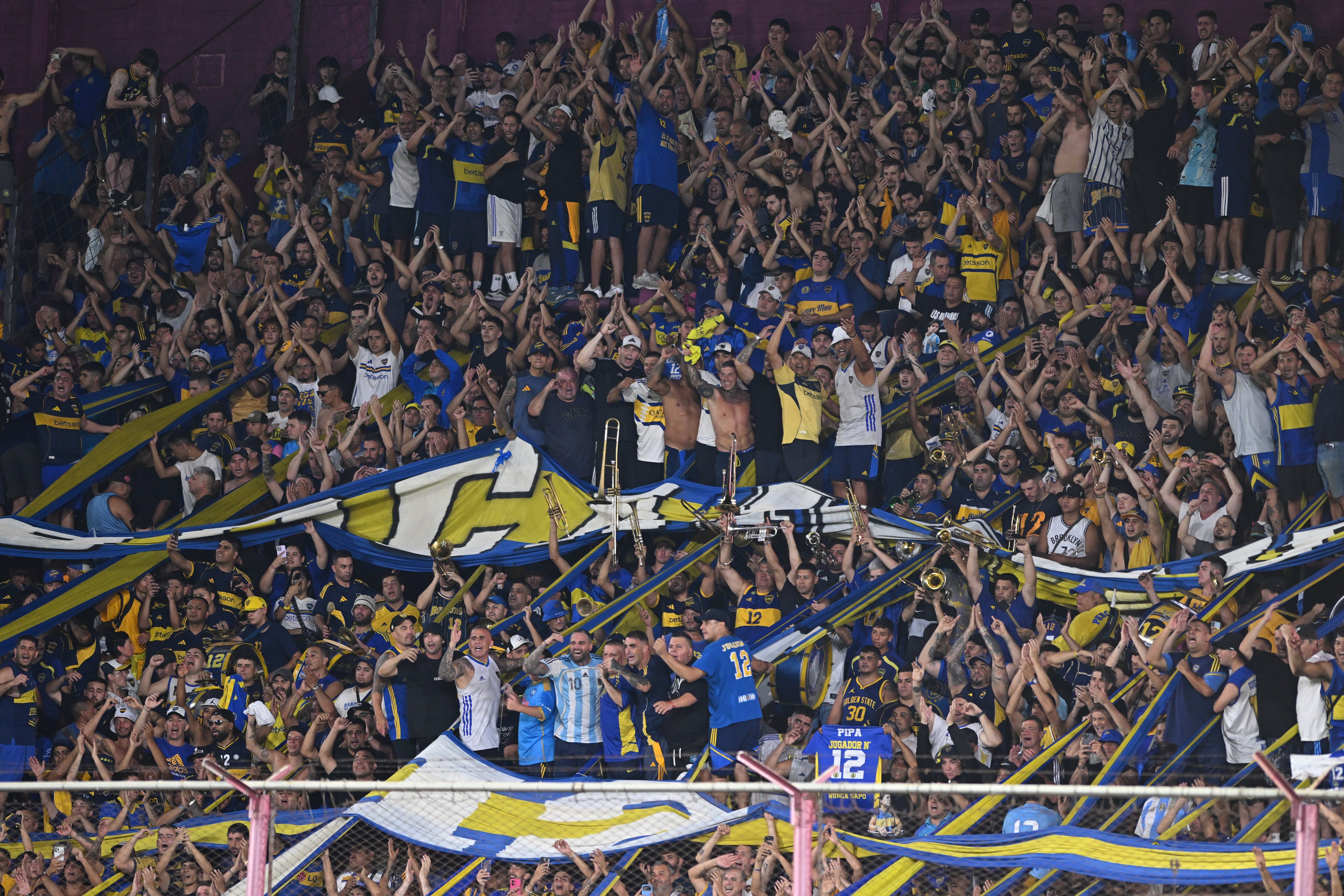 Un fin de semana sin fútbol en el país donde la pelota siempre está rodando: la huelga de los clubes argentinos, las denuncias de corrupción y los intereses de Milei