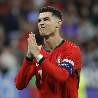 -FOTODELDÍA- EA2008. FRANKFURT AM MAIN (ALEMANIA), 01/07/2024.- Cristiano Ronaldo, de Portugal, celebra la victoria en el partido de octavos de final de la Eurocopa 2024 entre Portugal y Eslovenia este lunes en Frankfurt Main (Alemania). EFE/EPA/ Ronald Wittek
