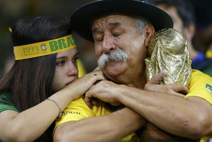 Torcedores se consolam no estádio diante da vitória já declarada no primeiro tempo da Alemanha.