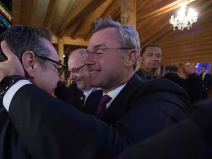 Norbert Hofer, nuevo líder de la ultraderecha austriaca, saluda al exlíder Heinz-Christian Strache (izquierda), en un acto en Viena el 19 de septiembre.