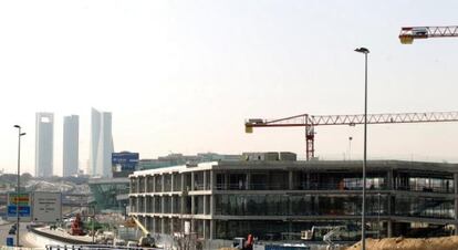 Nueva sede de BBVA en construcción con las cuatro torres de fondo