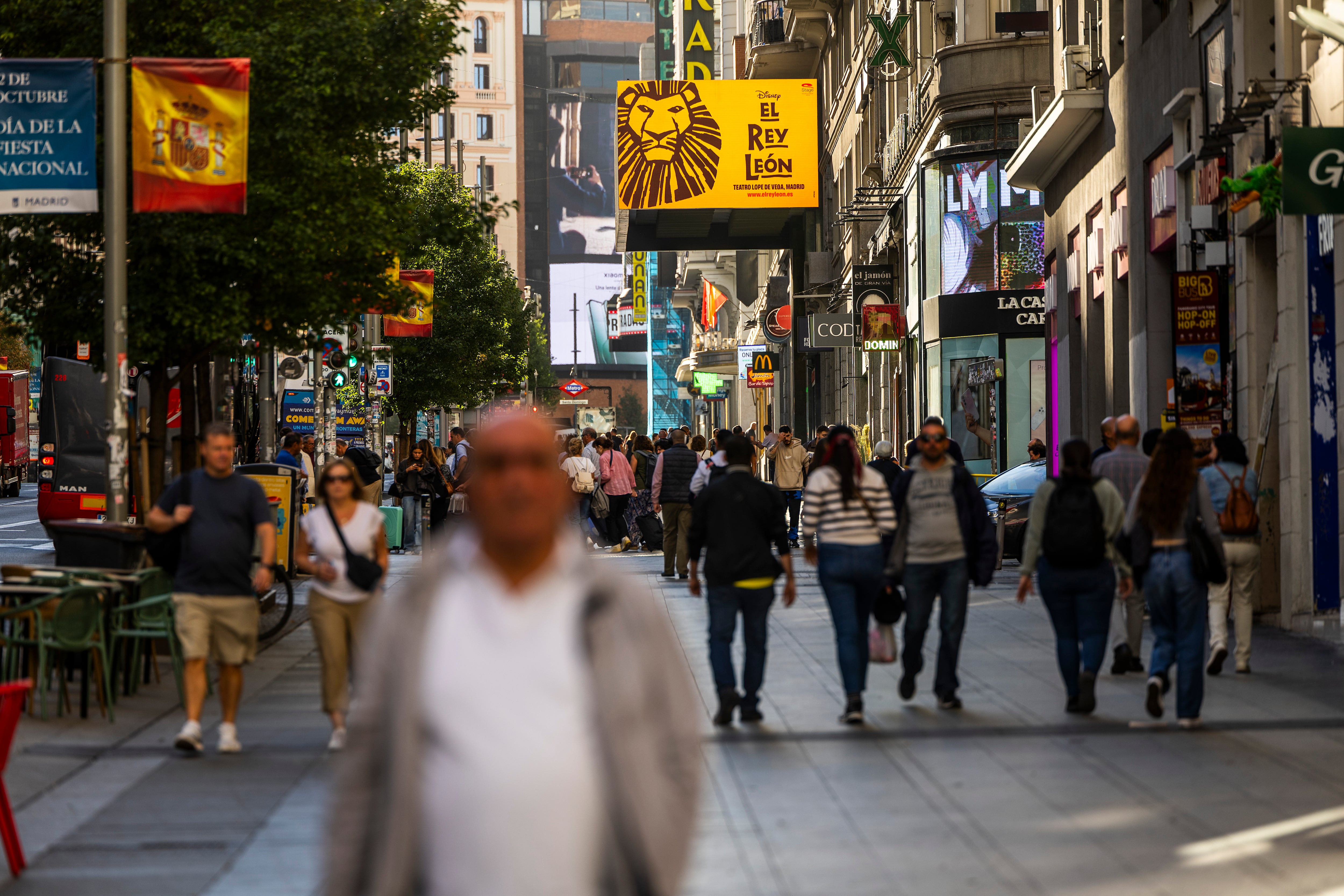 Imagen de la Gran Vía madrileña, con anuncios de musicales.