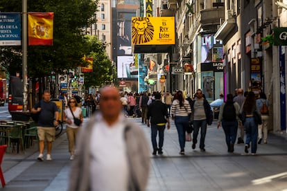 Imagen de la Gran Vía madrileña, con anuncios de musicales.