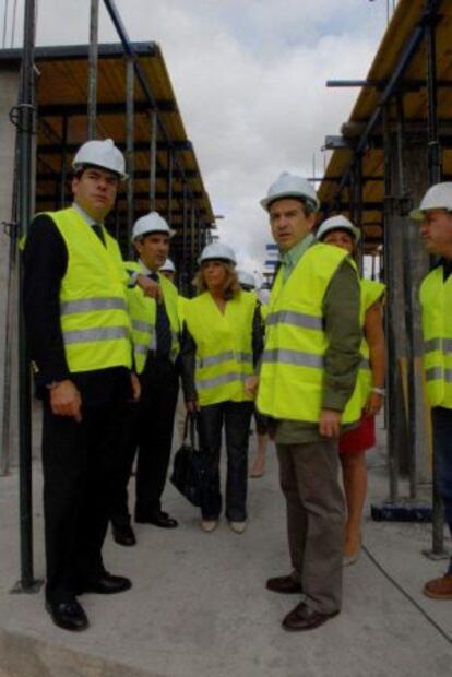 Alfonso Bosch (1i), César Martín Morales (2i) y Arturo González Panero (4i) en una obra de Teconsa.