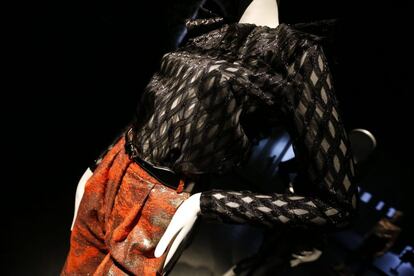 Motivos geométricos y un único dibujo floral componen las dos únicas incursiones en el estampado. Los pantalones toman protagonismo, incluso en las prendas pensadas para la noche. "Esa es la tradición de Pedro", afirma Carmen March. "En los años setenta y ochenta propuso muchos vestidos sobre pantalón"