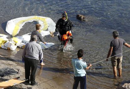 Un guardacostas griego traslada el cadáver de uno de los cuatro niños ahogados este jueves en un naufragio en Lesbos.