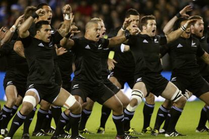 Los All Blacks, el equipo de rugby neozelandés, practican el &#39;Haka&#39;,  himno guerrero maorí, antes de iniciar un partido, el pasado 13 de noviembre de 2010.