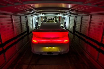 Un Porsche recién salido de la fábrica con destino a China es subido a un tren de mercancías en Stuttgart (Alemania).