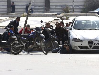 Tunisian security forces take positions during Wednesday&#039;s attack. 