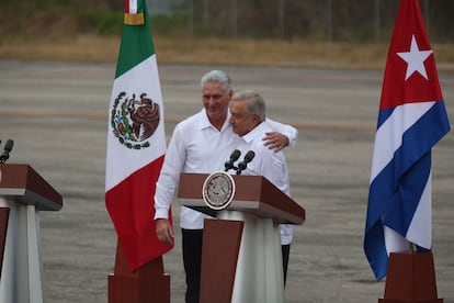 Andrés Manuel López Obrador abraza al presidente de Cuba, Miguel Díaz-Canel, durante una ceremonia de bienvenida en Campeche, México.