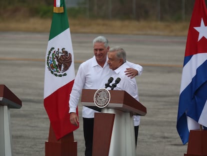 Andrés Manuel López Obrador abraza al presidente de Cuba, Miguel Díaz-Canel, durante una ceremonia de bienvenida en Campeche, México.