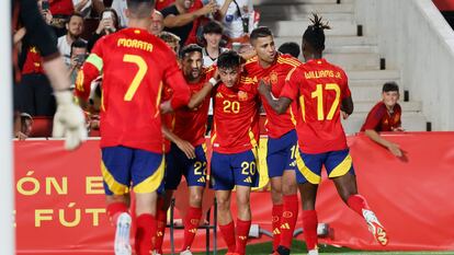 Pedri celebra su primer gol del partido, junto a sus compañeros.