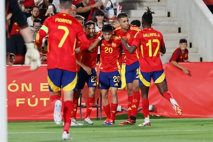 Pedri celebra su primer gol del partido, junto a sus compañeros.