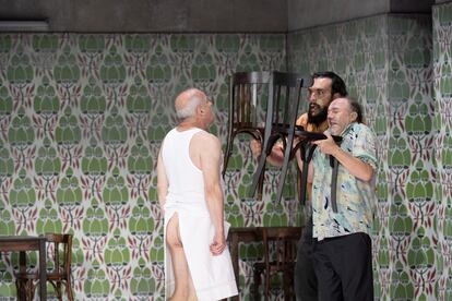 El cocinero Falstaff (Christopher Purves) con sus dos secuaces, Pistola (Antonio di Matteo y Bardolfo (Rodolphe Briand).