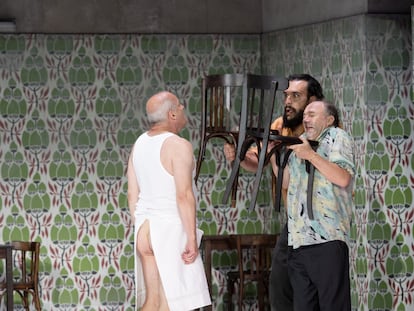 El cocinero Falstaff (Christopher Purves) con sus dos secuaces, Pistola (Antonio di Matteo y Bardolfo (Rodolphe Briand).