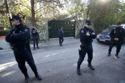 Agentes de la Policía Nacional, ayer en las inmediaciones del domicilio de Gerardo Díaz Ferrán, en Madrid.