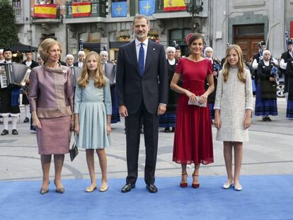Los Reyes, con sus hijas, la princesa Leonor y la infanta Sofía, y la reina emérita doña Sofía.