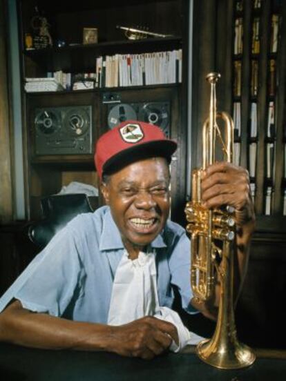 El trompetista Louis Armstrong en su casa de Corona Heights, en Queens, en diciembre de 1970.