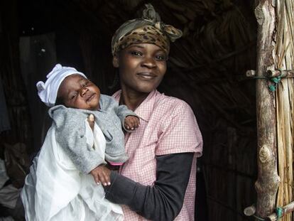 Una madre haitiana, junto a su hijo. 