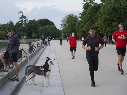 Corredores hacen ejercicio a primera hora en el parque de El Retiro de Madrid.