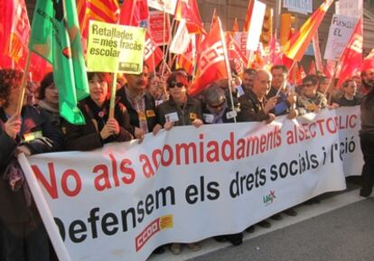 Unos 300 delegados sindicales se concentran ante la sede del departamento de Gobernación para protestar contra los recortes de la Generalitat.