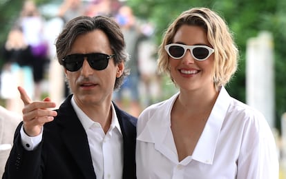 Desde la izquierda, Noah Baumbach y Greta Gerwig a su llegada a la 82º edición del festial, este jueves. 