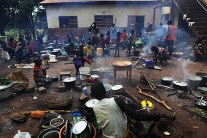 Un grupo de refugiados cocinando en un campamento de Bouca (República Centroafricana), el pasado 18 de octubre.