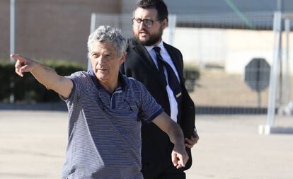Ángel María Villar, saliendo de la cárcel de Soto del Real.