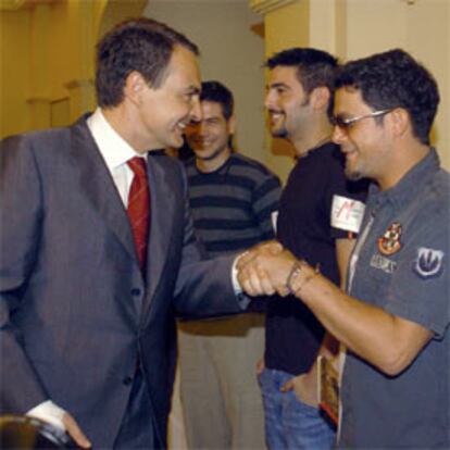 Zapatero saluda a Alejandro sanz en presencia de los componentes de Estopa.