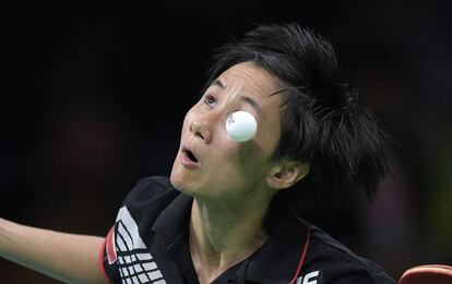 La austriaca Jia Liu busca la pelota en el aire durante la clasificación femenina contra Feng Tian Wei (Singapur) en los Juegos de Río 2016.