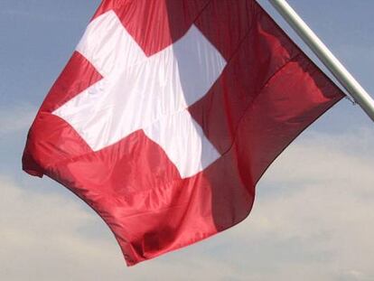 Una bandera suiza sobre el lago de Ginebra en Suiza. 