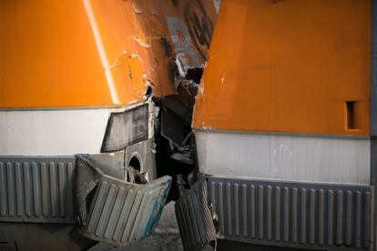 Una maquinista fallecida y un centenar de heridos en un accidente de dos trenes de Cercanías entre Manresa y Sant Vicenç de Castellet.