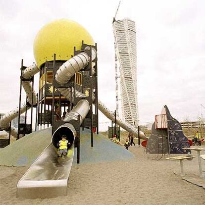 Un parque infantil en Malmoe, con el edificio Turning Torso (El torso giratorio), de Santiago Calatrava, al fondo.