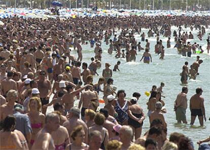 Los bañistas llenan la playa de Levante de Benidorm.