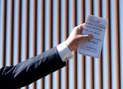 Donald Trump sostiene notas durante su visita a una sección del muro.
