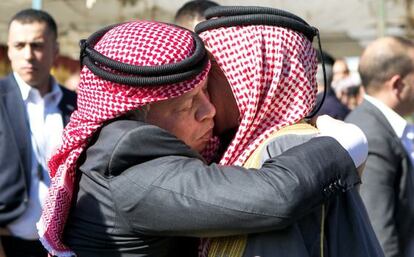 El rei de Jordània, Abdul·lah II (esquerra), s'abraça amb el pare del pilot jordà assassinat per l'Estat Islàmic.